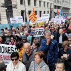 Alguns dels assistents a la manifestació en defensa de les pensions durant el recorregut fins a la Puerta del Sol de Madrid.