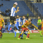 Un defensa de l’Hèrcules rebutja la pilota davant de Pedro Martín.