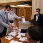 El president Al-Assad i la seua dona Asma al dipositar el vot.