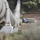 El sifón que lleva el agua a las primeras fincas del Segrià que fue construido sobre 1970 y que cruza por encima la carretera N-230 en Castillonroi.