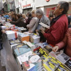 Una freqüentada parada de llibres a l’Eix Comercial de Lleida a Sant Jordi de l’any passat.