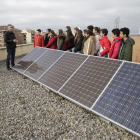 Los profesores de Tecnología, con alumnos de segundo de ESO junto a las placas fotovoltaicas. 