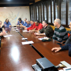 Imagen de la reunión celebrada ayer entre los bomberos y el alcalde, Félix Larrosa.