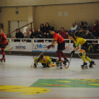 Una jugadora del Vila-sana conduce la bola con una compañera en el suelo, ayer durante el partido.