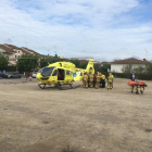 El operario ha sido trasladado por un helicóptero del SEM al hospital de Igualada.