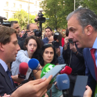 El alcalde de Madrid y el portavoz de Vox durante el enfrentamiento que mantuvieron ayer.