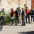 Agentes de la policía española con Agentes Rurales en la puerta de acceso del almacén de Bell-lloc d'Urgell donde han sido detenidas cuatro personas por delitos de tráfico de siluros.