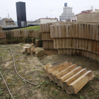 Las estructuras de madera que delimitaban restos de los antiguas casas han sido objeto de vandalismo.