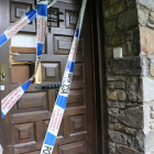 La porta precintada de l'habitatge de Vila, a Encamp (Andorra), on s'hauria produït el crim.