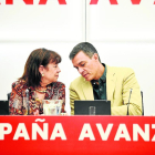 La presidenta del PSOE, Cristina Narbona, al costat de Sánchez, ahir a la reunió de la direcció socialista.