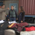 Los reporteros asisten a una operación contra las falsificaciones en el puerto de Algeciras.