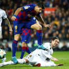 Sergio Ramos, que ya es el futbolista con más clásicos de la historia, arrebata el balón a un desafortunado Luis Suárez.
