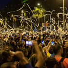Arriba, lanzamiento de papel higiénico en la concentración de Barcelona y, debajo, disturbios.