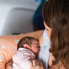 Una mujer da el pecho a su bebé, que ha nacido en plena pandemia.