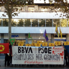 El col·lectiu Ponent amb Kurdistan denuncia el suport a Turquia - Unes 40 persones es van concentrar ahir davant de la seu del PSC i davant d’una de les sucursals del banc BBVA per denunciar les “relacions de tots dos amb l’Estat turc”, pr ...