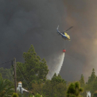 La Palma lucha para contener un incendio que ha quemado 400 hectáreas