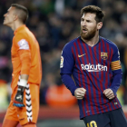 Leo Messi celebra el gol que anotó de penalti y que sirvió para sentenciar el partido, con el exmeta azulgrana al fondo lamentándose pese a ser el mejor de su equipo. 