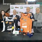 Andreu Pi y Félix González, en el centro de la imagen, sujetan las nuevas camisetas con el logo de ICG.