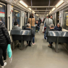 Transports plens a Barcelona i Madrid - Les imatges d’ahir a primera hora del matí amb nombrós públic a les estacions de trens de Barcelona i Madrid van provocar queixes dels ciutadans, que va portar Transports a admetre incidències per “pr ...