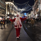 Las calles más comerciales de Londres estaban ayer muy transitadas por personas haciendo compras navideñas.