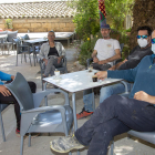 Un grupo de vecinos de Maldà, ayer ante unas tazas de café en la terraza del bar Centro de Maldà
