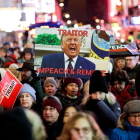 Miles de neoyorkinos salieron a la calle el martes para pedir que salga adelante el juicio político contra Donald Trump. 