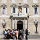 Pasado el periodo electoral, el president, Quim Torra, volvió a poner ayer la pancarta por los presos y exiliados en el Palau de la Generalitat.