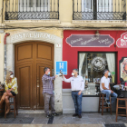 Personas protegidas con mascarilla toman unas cervezas en un bar de Málaga, ayer.