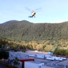 El helicóptero que traslada ayer las pilonas del nuevo telesilla en la estación de Espot. 