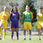Elena Solà, Laura Riquelme i Eric i Víctor Fernández, amb les samarretes dels seus equips al camp de Vielha, on es van iniciar.