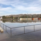 El campo de fútbol de Alfarràs que quedó ayer completamente inundado por el agua.