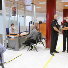 Vista de l’oficina d’expedició de documents a la comissaria de la policia al carrer Ensenyança.