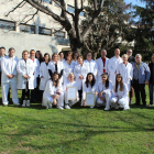 Foto de família de l’equip de Farmàcia i de Dietètica de l’Hospital Universitari Santa Maria amb el certificat de qualitat.
