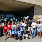 Imagen de una concentración de autoescuelas ante la sede de la DGT en Lleida