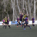 Una jugadora del Pardinyes y una del Barça B pugnan por controlar un balón alto.