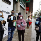 Ciutadans mostren les màscares que ahir van aconseguir en una farmàcia de Lleida.