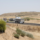 Imatge de tres camions ahir a la rotonda d’accés a l’autovia A-14 des de l’aeroport d’Alguaire.