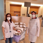 Donació de bates hidròfugues - El Col·legi d’Infermers de Lleida va entregar ahir a l’hospital Santa Maria cent bates de TNT (significa teixit no teixit, un material de micro i nanofibres molt espès que actua de filtre) i que són hidròfug ...