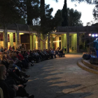 En la izquierda, el concierto de la banda ‘Serratejant’ el sábado por la noche en Aitona y, en la derecha, los participantes en la caminata por la partida de Torres de Sanui.