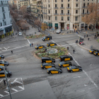 Imatge de desenes de taxis concentrats a la Gran Via de Barcelona.
