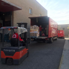 Dos camiones de la autoescuela Pallars de Lleida hacen estos días repartos de Creu Roja. 
