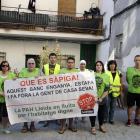 Membres de la PAH es van personar ahir al matí a l’habitatge per parar el desnonament.