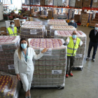 Mercadona donó ayer al Banc dels Aliments de Lleida un total de 8.000 kilos de lentejas. 