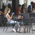 Una jove fumant en una terrassa de Lleida un dia abans que entrés en vigor la prohibició.