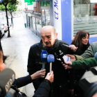 El diputat del PRC, José María Mazón, fa unes declaracions a la premsa després de la reunió amb la socialista Adriana Lastra, a Oviedo.