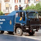 La Policía Nacional desplaza a Barcelona una tanqueta de agua para las protestas