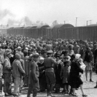 Una imatge de l’època reflecteix l’arribada de jueus a Auschwitz.