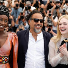 Iñárritu, amb Maimouna N’Diaye i Elle Fanning, ahir a Canes.