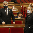 Albert Batet, Quim Torra i Sergi Sabrià al fons durant la sessió d’ahir al Parlament.