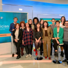 Julia Sáinz Pardo (de verd) i l’equip de ‘La 2 Noticias’.